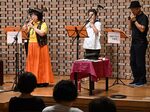 民族楽器ケーナを演奏する大西さん（左手前）と合奏団のメンバーら＝１５日、鳥取市西町３丁目のわらべ館