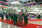 　北朝鮮国防省が開催中の「武装装備展示会」を訪れたロシアのショイグ国防相（手前左）と金正恩朝鮮労働党総書記（同右）＝２６日、平壌（朝鮮中央通信＝共同）
