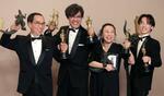 　映画「ゴジラ―１・０」が第９６回米アカデミー賞視覚効果賞を受賞し、オスカー像を授与された山崎貴監督（左から２人目）ら＝１０日、米ハリウッド（ロイター＝共同）