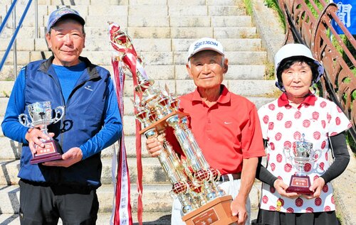 優勝した小谷さん（中央）と準優勝の桑本さん（左）、３位の宮下さん＝５日、湯梨浜町泊の潮風の丘とまり