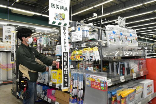 防災グッズや懐中電灯などが並ぶコーナー＝１８日、鳥取市古海のカインズＦＣ鳥取店