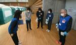 　「いしかわ総合スポーツセンター」で始まったボランティア活動の参加者ら＝１７日、金沢市