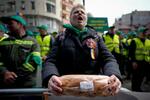 　ウクライナ産穀物の流入を巡り、ルーマニアの首都ブカレストでパンを持って抗議する女性＝４月（ＡＰ＝共同）
