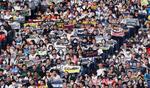 　日本シリーズ第６戦で京セラドーム大阪に詰めかけた大勢のオリックスファン＝４日