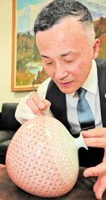 緻密な絵付けを披露する米久氏