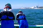 　処理水の海洋放出が始まった東京電力福島第１原発の周辺で行われた海水の採取作業＝２５日（環境省提供）