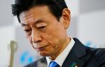 　経産相の辞表を提出後、記者会見で険しい表情の西村康稔氏＝１４日午前１０時３４分、経産省