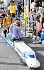 【祝・新幹線開通】 出発進行！　倉吉駅に〝開通〟したミニ新幹線に乗って楽しむ家族連れ
