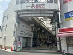 　街頭調査を実施した十条銀座商店街＝２０２４年６月、東京都北区
