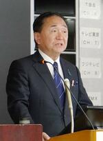 　昨年１０月、記者会見する黒岩祐治知事＝神奈川県庁