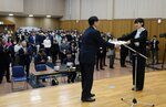 昨年の功績をたたえ、職員に表彰状を手渡す平井知事（中央）＝６日、鳥取県庁