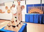 美しい竹細工作品を展示する斎江範人さん、仁美さん夫婦