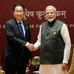 　インド・ニューデリーでモディ首相（右）と握手する岸田首相＝９日（共同）