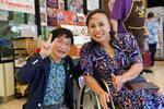 　車椅子に乗る「アジア太平洋障害者センター（APCD）」の職員と尾木ママ【写真提供：JICA】
