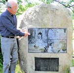 八上姫公園に設置された「石の紙芝居」。１３個の自然石に八上姫と大国主命のラブストーリーが描かれている。