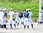 選手たちにノックをする大林監督＝鳥取市国府町の鳥取城北高グラウンド