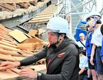 職人による屋根のふき替え作業を見学する生徒ら＝３０日、大山町大山の大神山神社奥宮