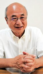 若松鉱山のレスキューツアーを提案する小西理事長＝鳥取市富安２丁目の新日本海新聞社