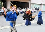 特別養護老人ホーム「ゆむら」の入居者らを前に舞を披露する保存会のメンバー＝１日、新温泉町歌長