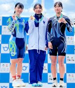 女子スプリントで２位に輝いた北中成実（左）＝京都府向日市の京都向日町競輪場