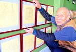 描きためた石仏画を展示した松嶋さん＝１５日、倉吉市西仲町の「ＢａｙＨｏｍｅ　みるか」