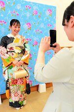 振り袖を着て写真撮影する女性客