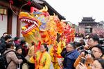 　春節に伴う連休中、大勢の人でにぎわう観光地＝２月、中国安徽省黄山市（共同）