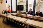 　２８日、モスクワの大統領府で会談するプーチン・ロシア大統領（左）とエフクロフ国防次官（右から２人目）、ワグネルの元幹部トロシェフ氏（タス＝共同）