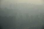 　大気汚染の影響でかすむ北京のビル群＝２０２３年１２月（共同）