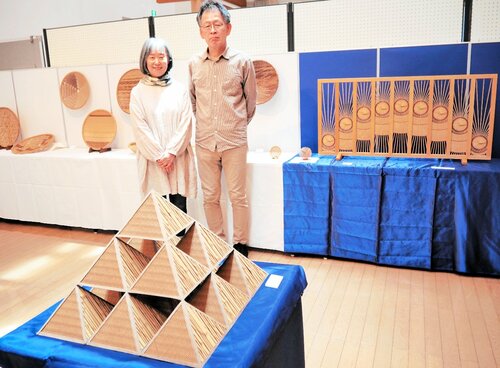 美しい竹細工作品を展示する斎江範人さん、仁美さん夫婦