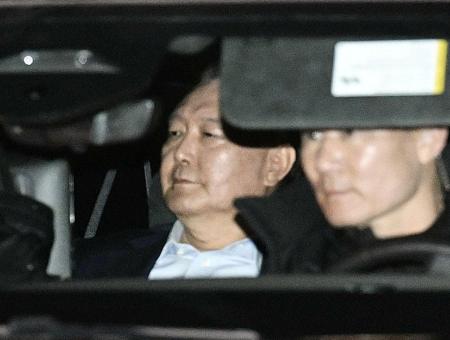 　ソウル郊外の高官犯罪捜査庁での取り調べを終え、移動する尹錫悦大統領（奥）＝１５日（聯合＝共同）