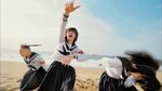 新しい学校のリーダーズ「青春を切り裂く波動」より。日本海をバックに激しく踊るメンバーら＝鳥取市福部町湯山
