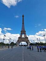 　パリ五輪開会式に向けた警戒態勢で、人がまばらとなったパリのイエナ橋＝２１日（共同）