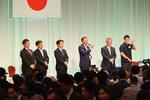 　大阪維新の会の政治資金パーティーに出席した（右から）吉村洋文代表、日本維新の会の馬場伸幸代表ら＝１４日午後、大阪市