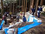 　弥生、古墳時代に辰砂を採掘していた若杉山辰砂採掘遺跡で行われた説明会＝１月、徳島県阿南市（同市役所提供）