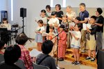  朗読会で童謡を合唱する児童ら＝２９日、鳥取市西町３丁目のわらべ館 