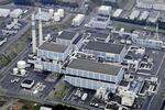 　北陸電力志賀原発の２号機（手前）。奥は１号機＝２０２３年１１月、石川県志賀町