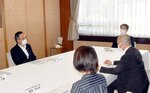 ＪＤＩ鳥取工場の生産終了に向けた対応を話し合う平井知事（右奥）と深沢市長（左）＝３日、鳥取県庁