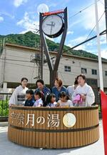 　宇奈月温泉に完成した「百年時計」＝２９日午前、富山県黒部市