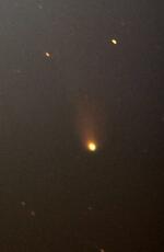 　北海道神恵内村で見られた「ポン・ブルックス彗星」＝１２日午後７時４０分から４秒露光で撮影した１５枚を加算平均合成