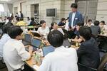 　東京海上日動火災保険が実施したインターンで議論を交わす学生ら＝８月、東京都渋谷区