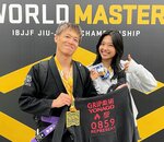 世界選手権で３位に入り、笑顔を見せる兜山さん（左）と長女美佳さん＝８月３０日、ラスベガス（兜山さん提供）