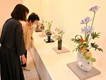 涼やかな色彩のアートフラワーが並ぶ会場