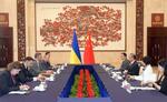 　会談するウクライナのクレバ外相（左から３人目）と中国の王毅外相（右から３人目）＝２４日、中国広東省広州市（中国外務省のホームページから、共同）