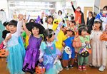 菓子でいっぱいの袋を手に、大喜びの園児たち＝３１日、三朝町役場