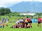 大山の麓で熱のこもったプレーをする選手ら