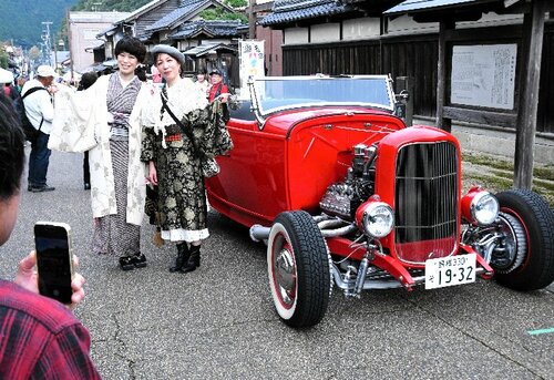 着物を着てレトロカーと写真を撮る来場者