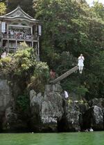 　「伊崎の棹飛び」で琵琶湖に飛び込む僧侶＝１日午後、滋賀県近江八幡市