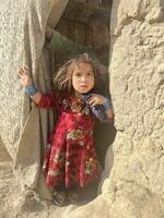 　アフガニスタンの首都カブールにある避難民キャンプに暮らす子ども＝２０２３年１１月１７日（共同）