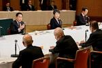 　被爆者団体の代表者らと面会する（後方左から）岸田首相、上川外相ら＝６日午前１０時２４分、広島市